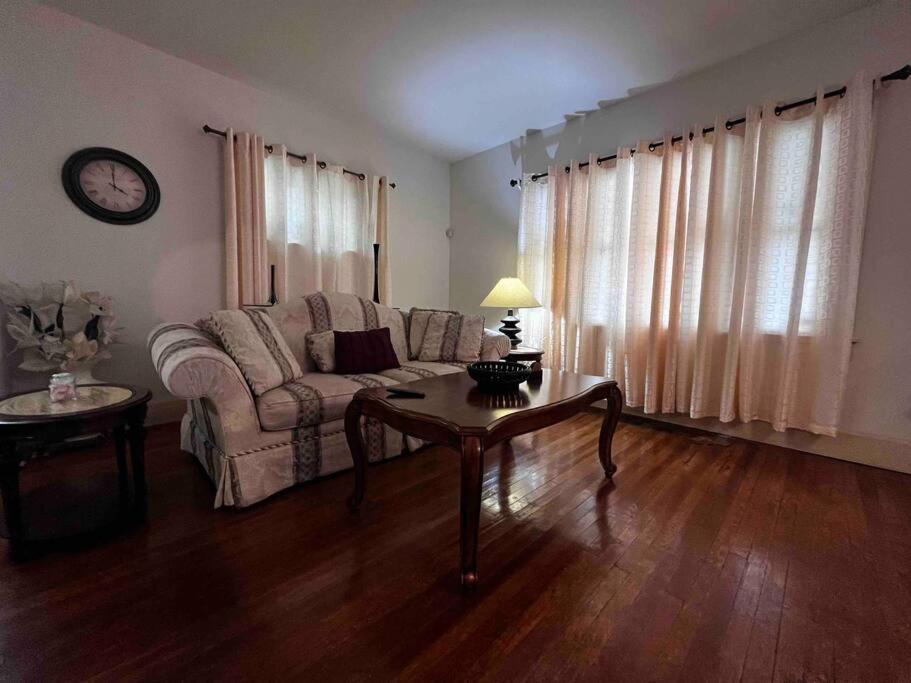 Comfortable 2-Bdrm Spacious Home With Wifi & Patio إنديانابوليس المظهر الخارجي الصورة
