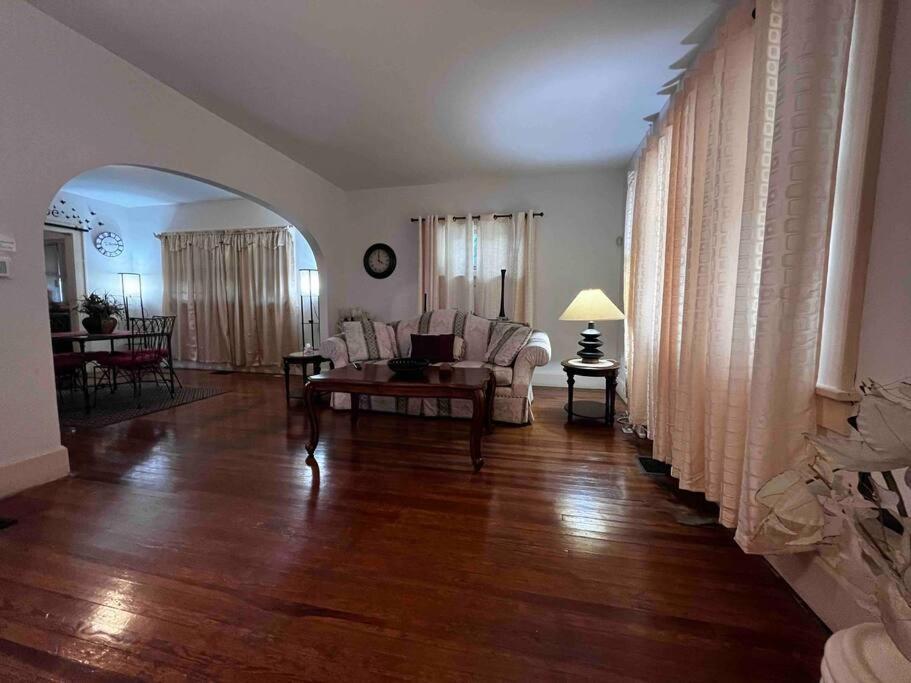 Comfortable 2-Bdrm Spacious Home With Wifi & Patio إنديانابوليس المظهر الخارجي الصورة