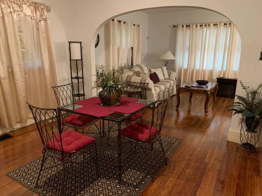 Comfortable 2-Bdrm Spacious Home With Wifi & Patio إنديانابوليس المظهر الخارجي الصورة