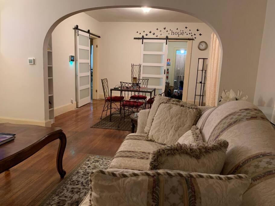 Comfortable 2-Bdrm Spacious Home With Wifi & Patio إنديانابوليس المظهر الخارجي الصورة